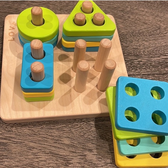 Lovevery • Sort & Stack Peg Puzzle 📍🧩 - Picture 2 of 3